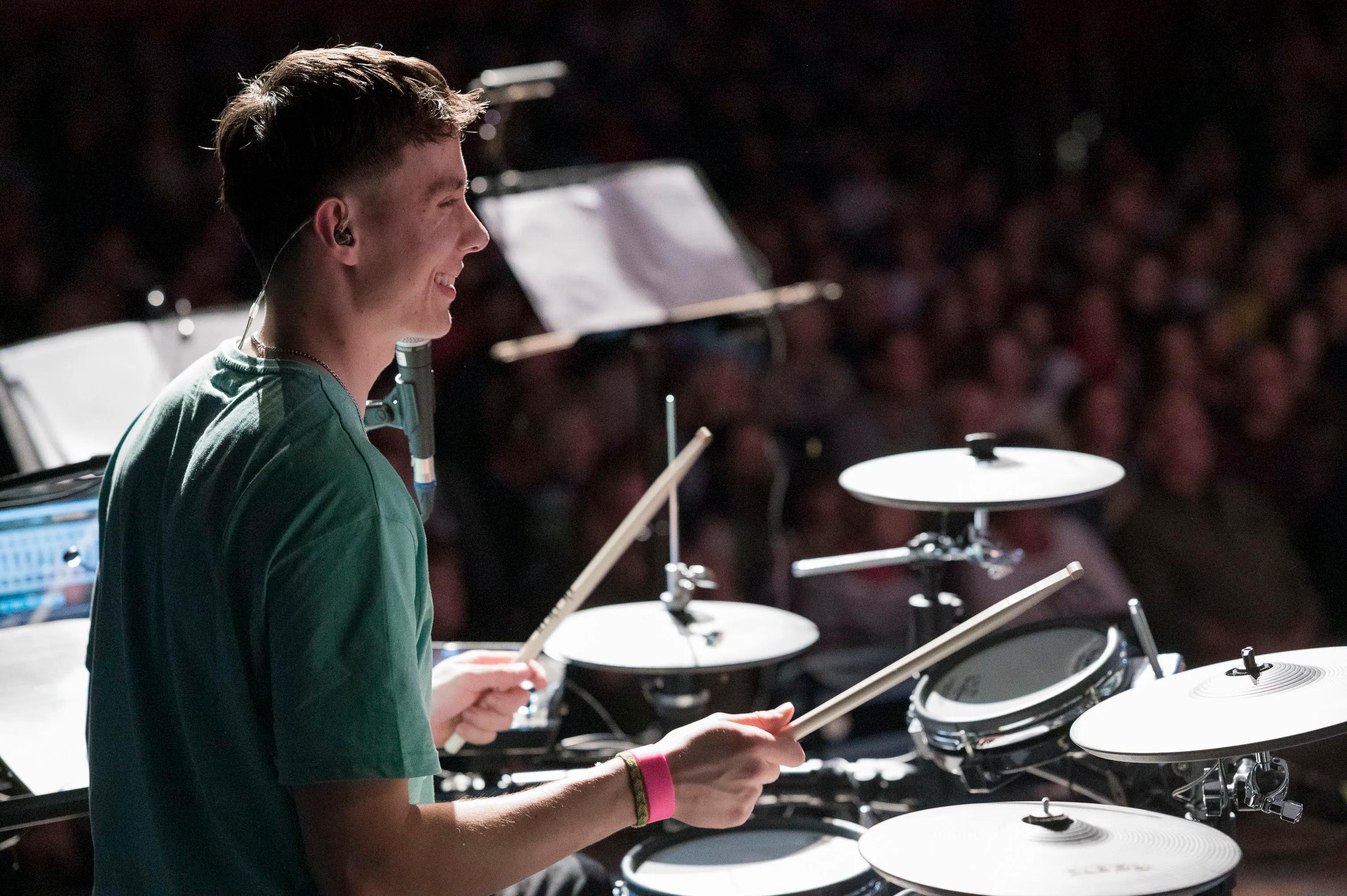 20250423_9833_Adonia_LQ-Schlagzeug