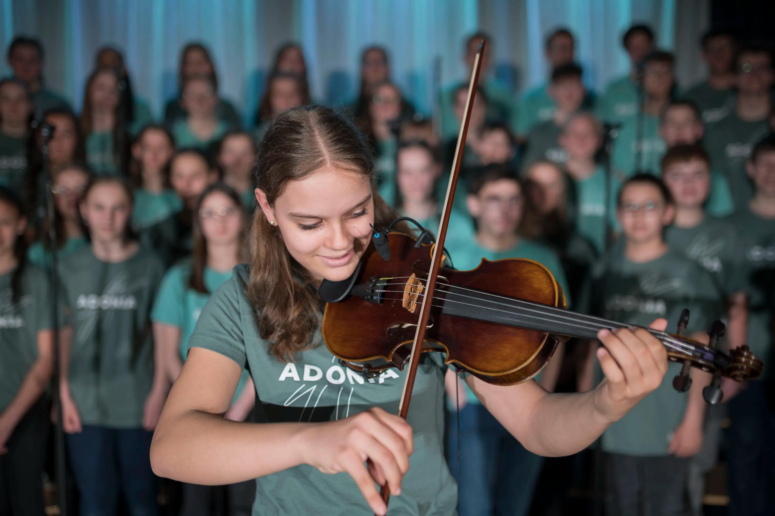 20250424_0726_Adonia_LQ-Geige