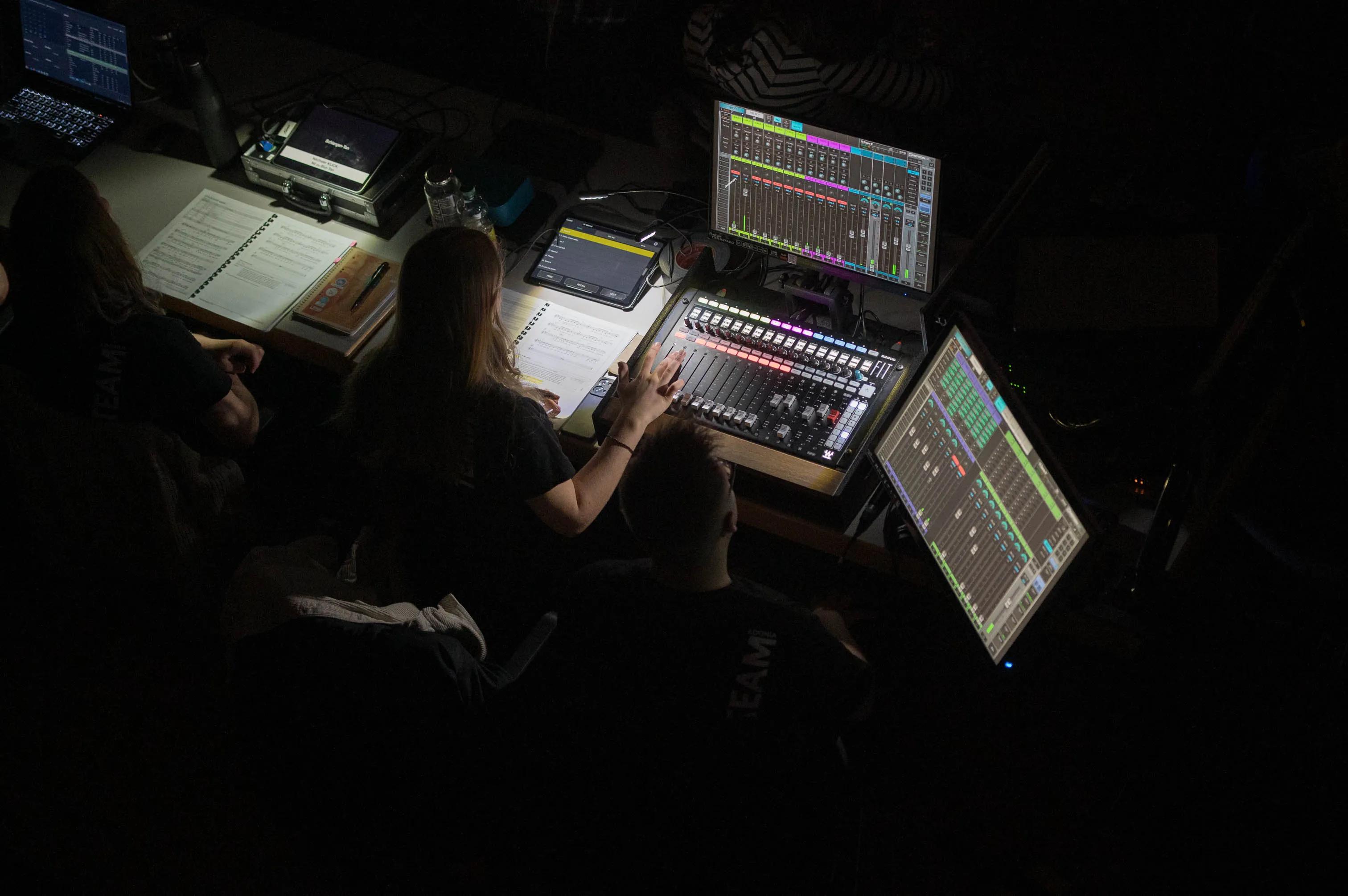 20250424_1106_Adonia_LQ