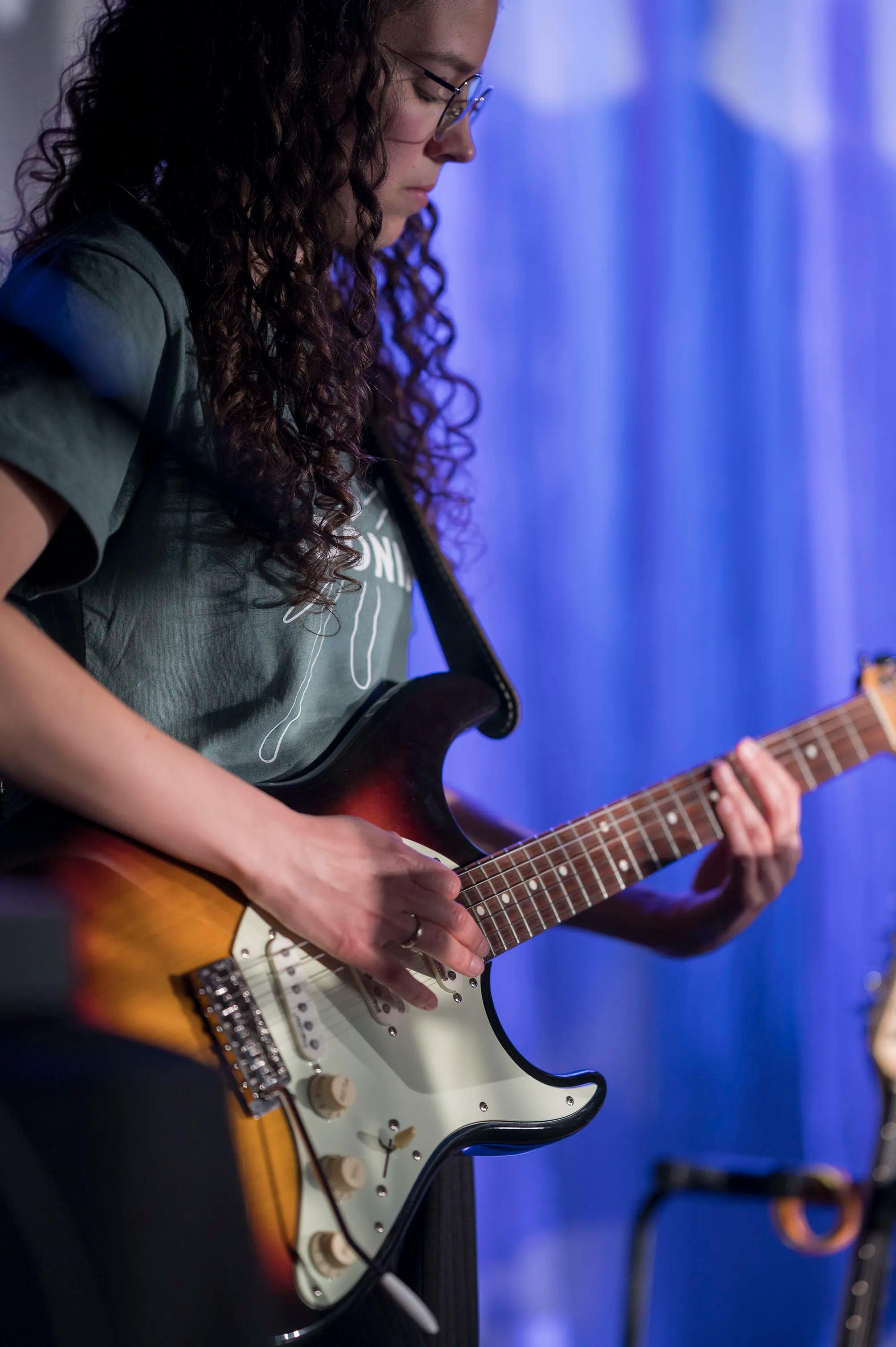 20250424_1295_Adonia_LQ-E-Gitarre